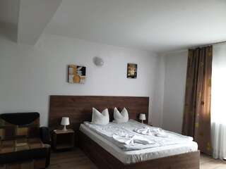 Гостевой дом Pensiunea Liziera Буштени Трехместный номер с балконом-2